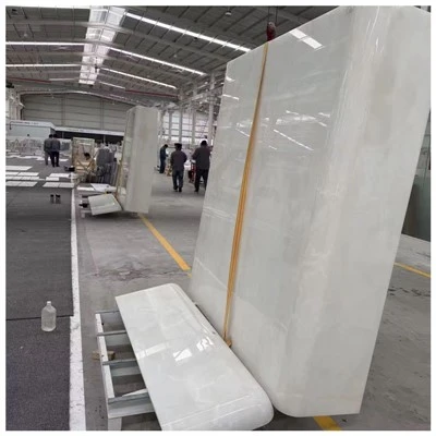 Piastrelle curve in onice bianco puro